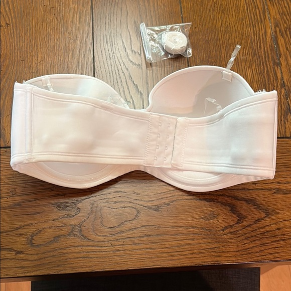 Elegant White Strapless Bra - Picture 2 of 3